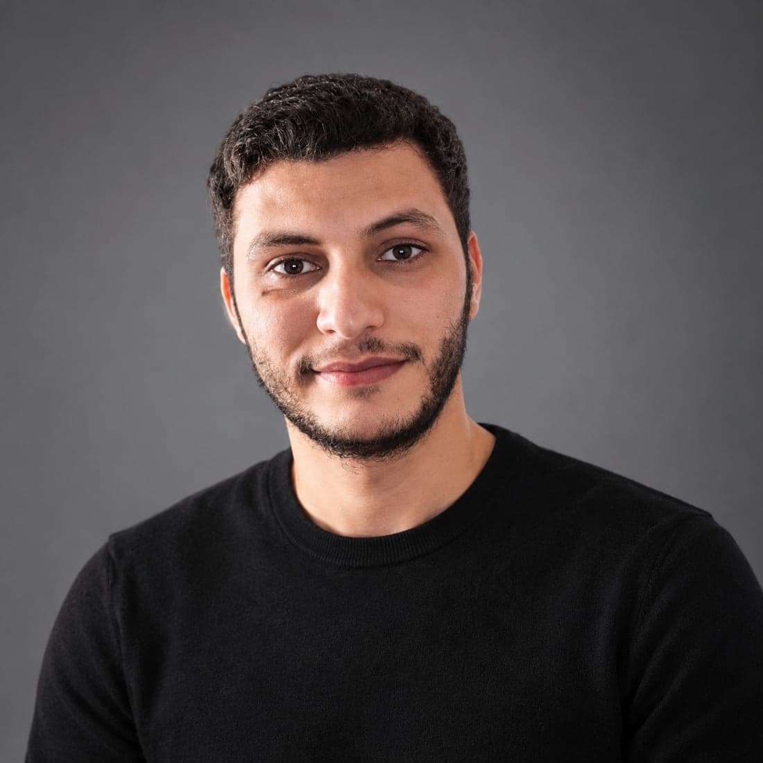 Portrait en noir et blanc de Khalil Daoud, développeur full-stack JavaScript.